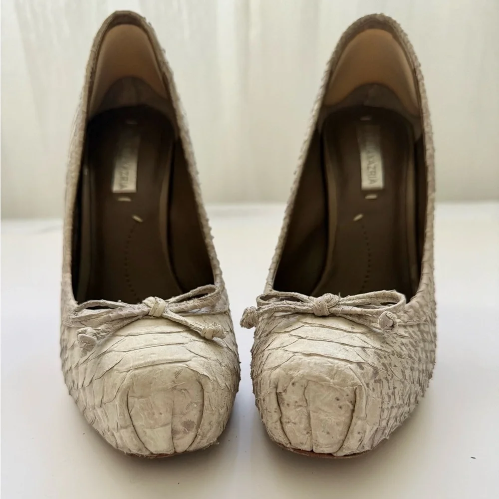 BCBGMaxAzria Gray Snakeskin Print Heels size 7 . Animal Print Stiletto Pumps - Picture 8 of 11